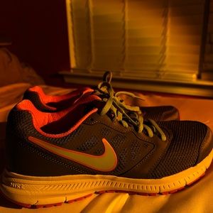 Grey nike shoe with pink outline